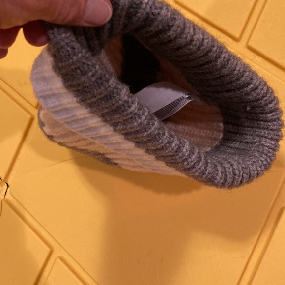 Old Navy NWOT Tan and Gray Knit Hat - Picture 4 of 6